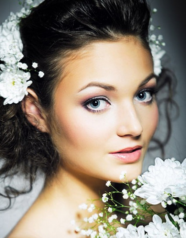 Классический свадебный макияж невесты Нежные тона добавляют образу воздушность