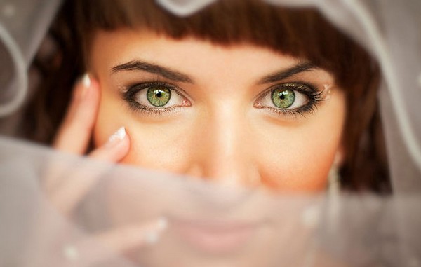 Красивый свадебный макияж невесты Акцент на глаза аккуратным боди-артом