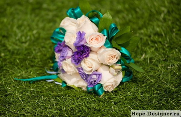 Модный свадебный букет 2012 декорированный атласными лентами