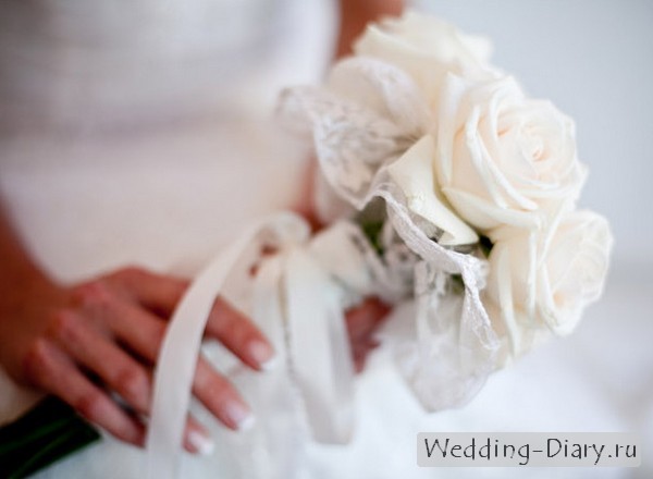 Букет невесты окаймлён нежнейшим кружевом