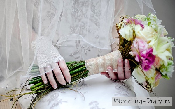 Умелое сочетание цвета и цветов в букете невесты