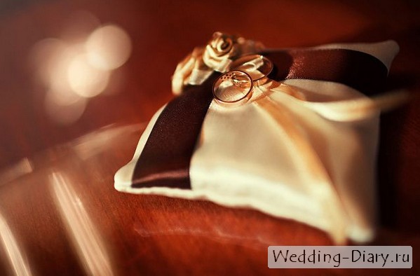 Обручальные кольца на подушечке Красивый свадебный аксессуар - подушечка для обручальных колец