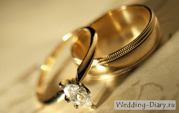 Красивые обручальные кольца на фото Для невесты кольцо с бриллиантом, жениху - без камня