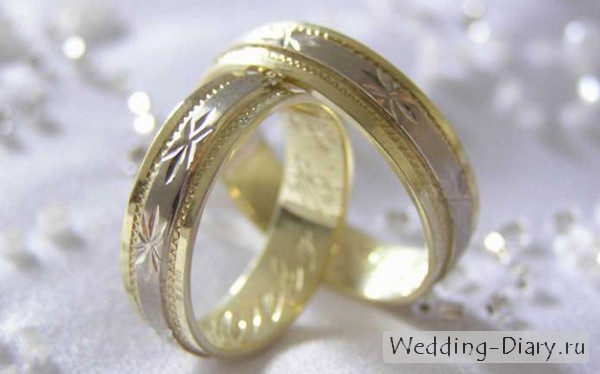 Кольца жениха и невесты из белого и жёлтого золота Обручальные кольца украшены расунком
