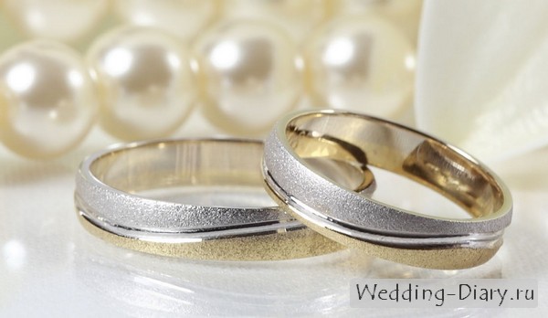 Обручальные кольца из белого и жёлтого золота Одинаковые свадбные кольца