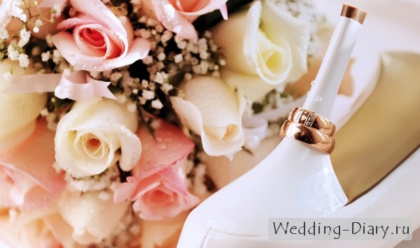 Широкие обручальные кольца из золота Свадебное фото с букетом, туфелькой невесты и кольцами