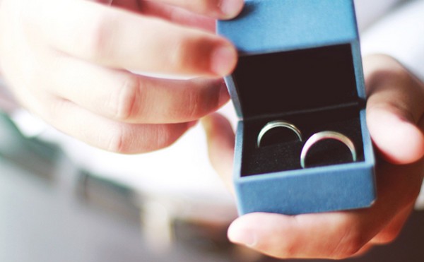 Обручальные кольца на свадебных фото Жених держит коробочку с кольцами