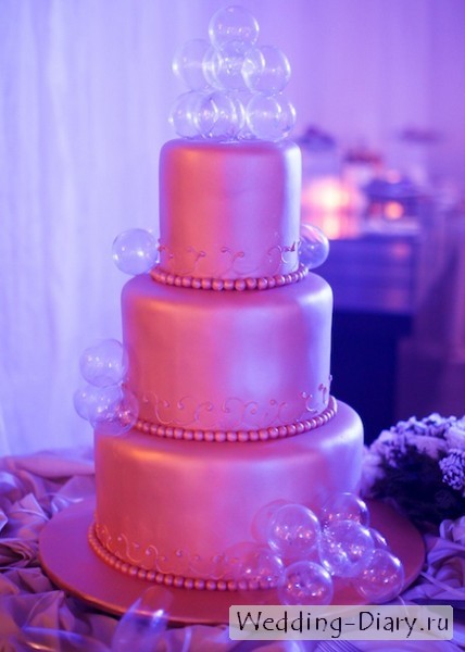 Оригинальный свадебный торт в розовом цвете