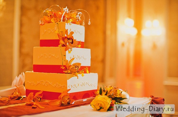 Торт украшенный цветами в оранжевом цвете