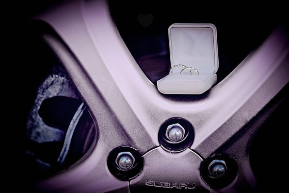 Коробочка с кольцами на руле автомобиля Мужской взгляд на фото с кольцами