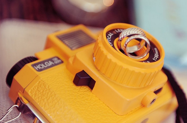 Обручальные кольца и фотоаппарат Оригинальное фото обручалок