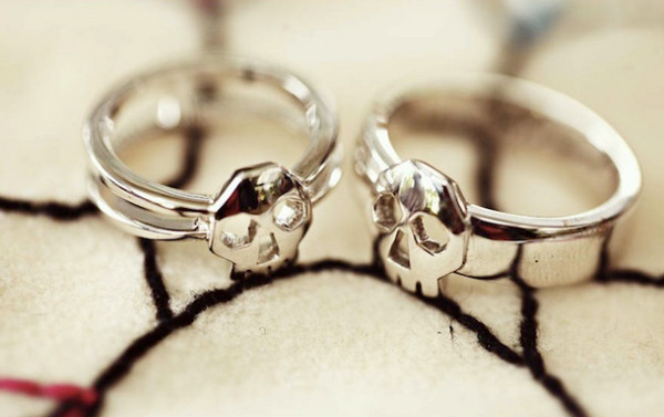 Кольца из белого золота со свадьбы панков Оригинальные обручальные кольца с черепами