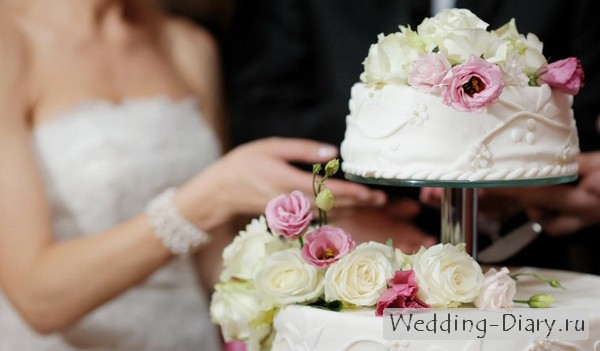 Классический свадебный торт украшенный цветами