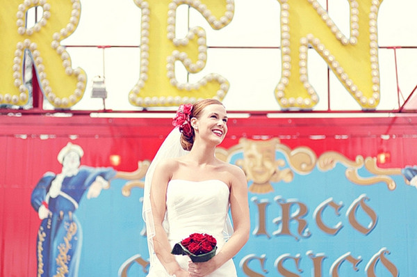 Счастливая молодая невеста Свадебная фотосессия в цирке