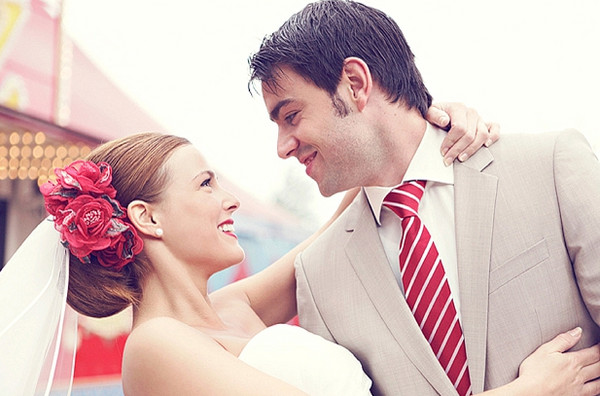 Счастливые молодожёны на свадьбе Цирк и яркие фотографии