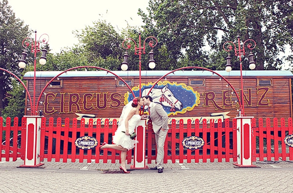 Яркие свадебные фотографии Цирк - отличное место для фотосессии на свадьбу