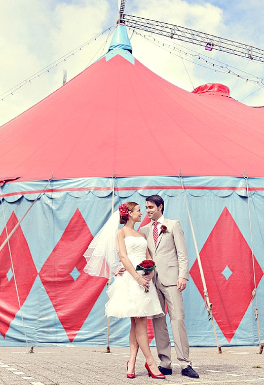 Свадебные фотографии в цирке Молодожёны в цирке