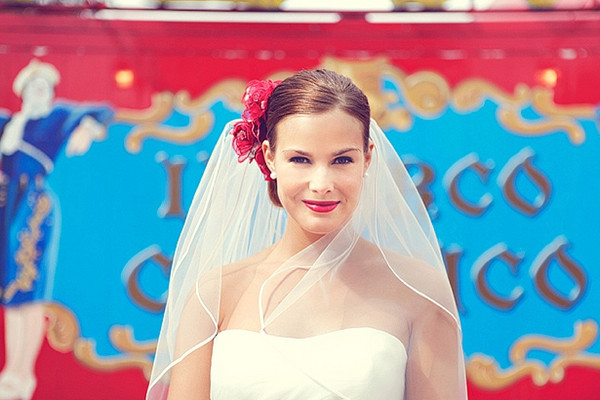 Красотка-невеста на фоне цирка Яркий образ невесты