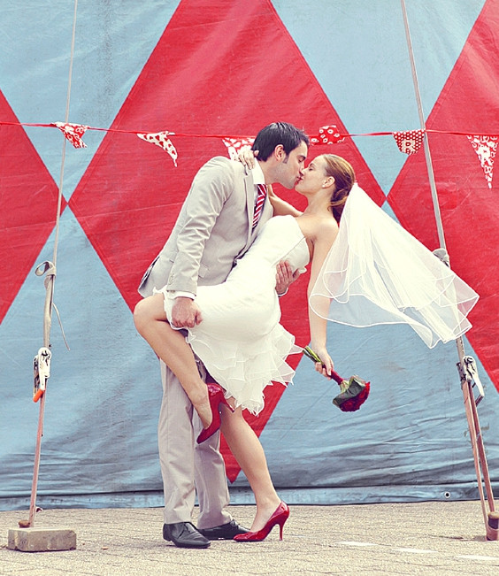 Молодожёны на фоне шапито Цирковая фотосессия