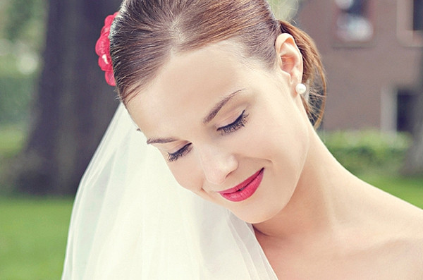 Красивый свадебный макияж невесты Ярко-алые губы, пышные ресницы и белоснежная кожа