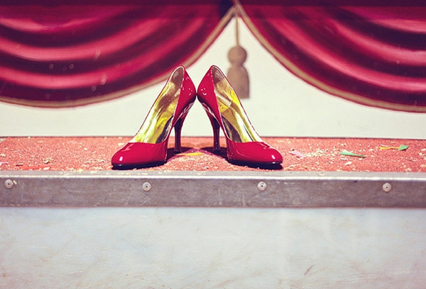 Яркие лаковые туфельки невесты Красного цвета туфли дополняют образ невесты