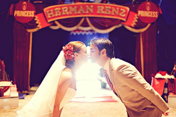 Поцелуй молодожёнов в цирке Под куполом цирка