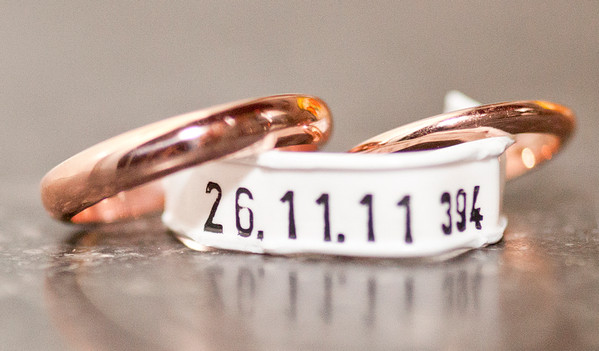 Прикольная идея - обручальные кольца и дата свадьбы Обручальные кольца в свадебной фотосессии