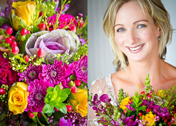 Счастливая невеста в окружении ярких цветов Яркая свадебная фотосъёмка