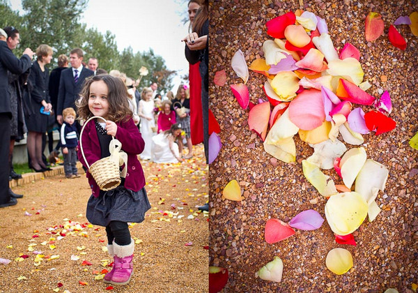 Девочка рассыпает розовые лепестки Свадебные фото Никки и Марка
