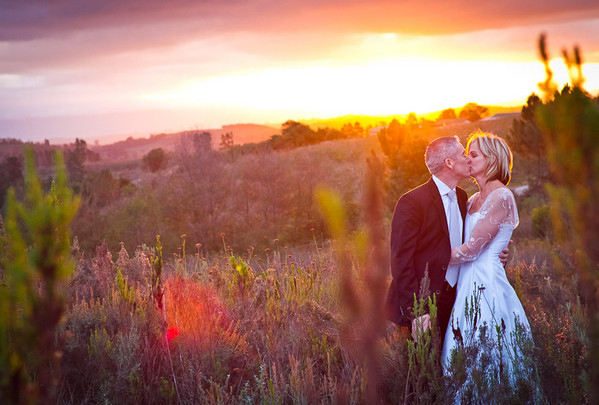 Очень романтичное свадебное фото Никки и Марк в лучах заходящего солнца
