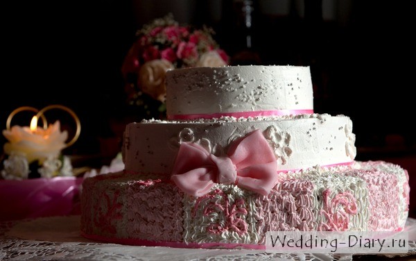 Белый свадебный торт с розовым бантиком