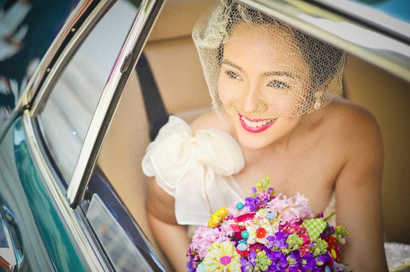 Свадебное фото в автомобиле