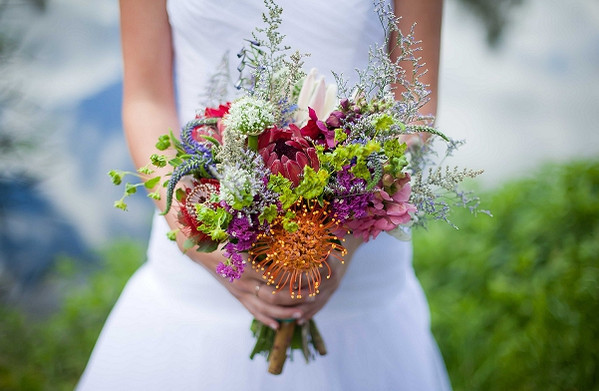 Яркий и в то же время романтичный букет невесты