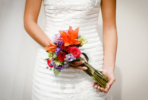 Красивое сочетание лилий с розами, ромашками и эустомами