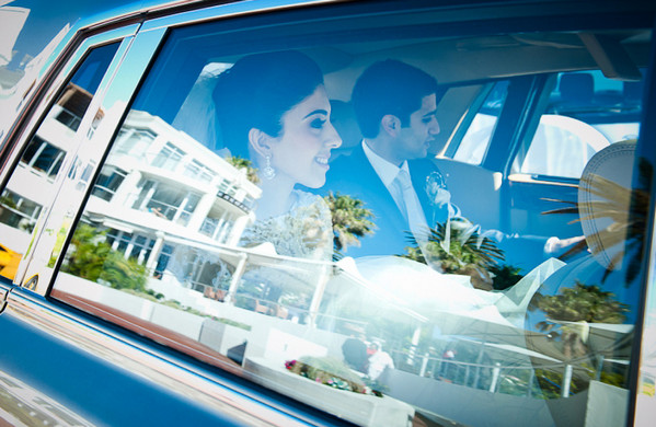 Молодожёны внутри свадебной машины
