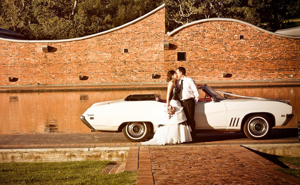 Свадебное фото с автомобилем
