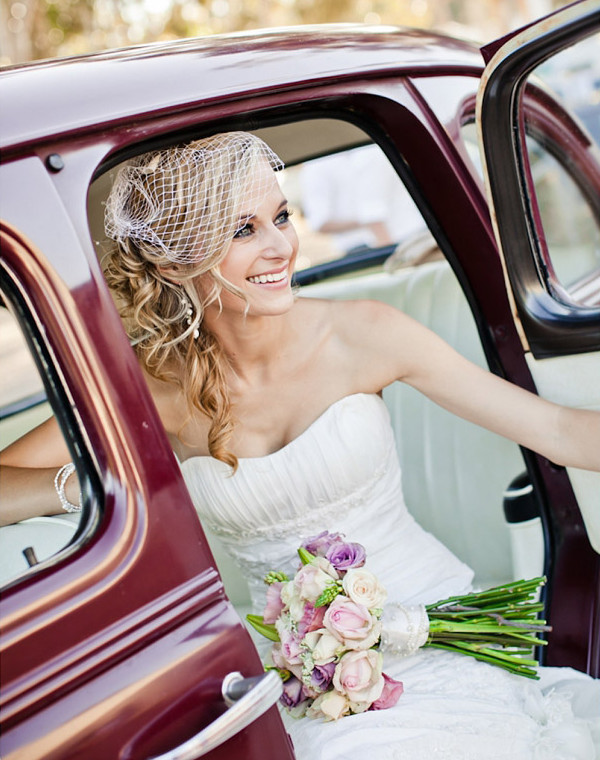 Невеста выходит из автомобиля