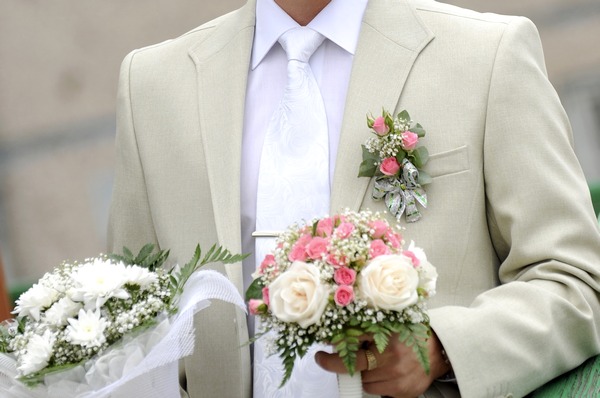 Жених-романтик Светлый костюм и белый галстук