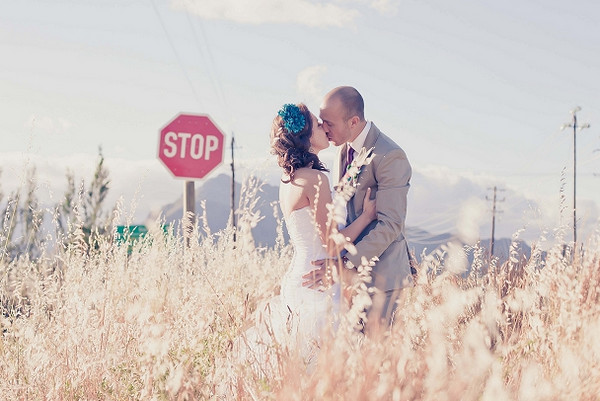 Поцелуй в поле На фоне выгоревшей травы