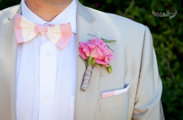 Розовый галстук-бабочка и бутоньерка в тон Стильный жених