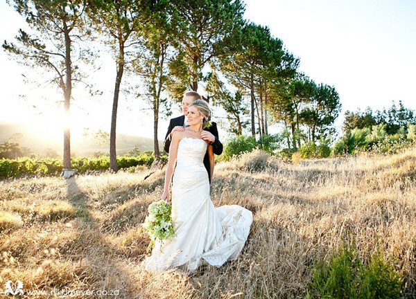 Летний день и природа Свадебное фото в траве