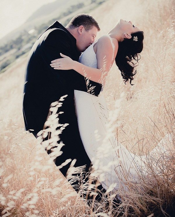 Молодожёны в золотых колосьях Свадебная фотография на природе