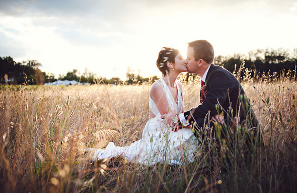 Присели отдохнуть на поле Романтичное свадебное фото