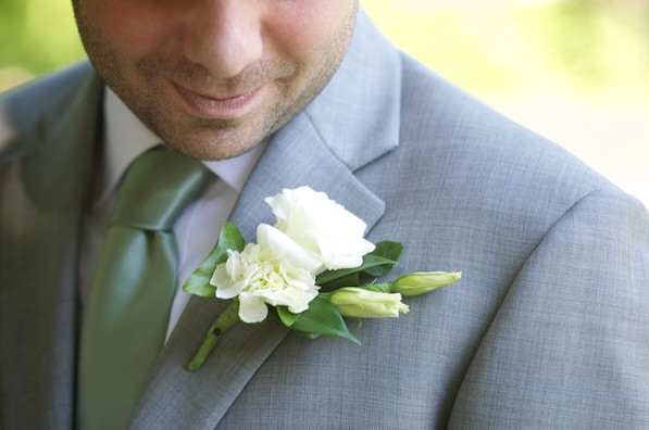 Красивый галстук мятного оттенка Бутоньерка из живых цветов