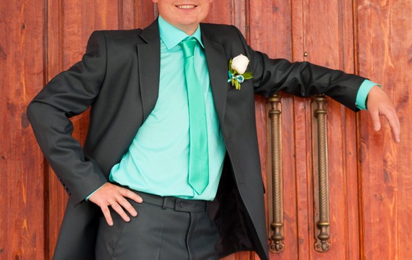 Яркий изумрудный галстук и рубашка на тон светлее Жених стиляга и бутоньерка из белой розы