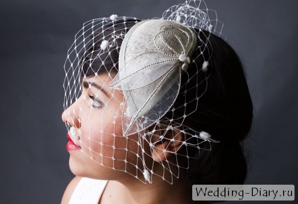 Украшение причёски вуалью белого цвета