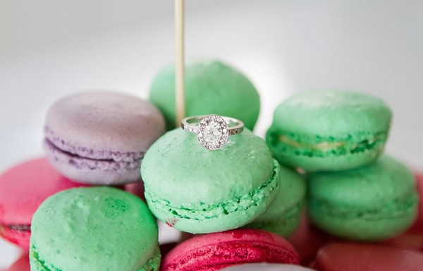 Сладкие разноцветные пирожные и кольцо