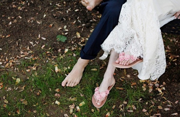 Молодожёны на весенней свадьбе Счастливые молодые