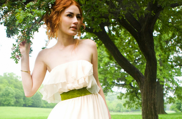 Декор платья зеленой лентой