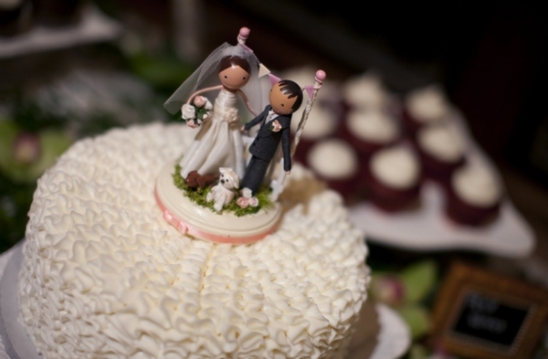 Белый торт с кремом Фигурки жениха и невесты для торта